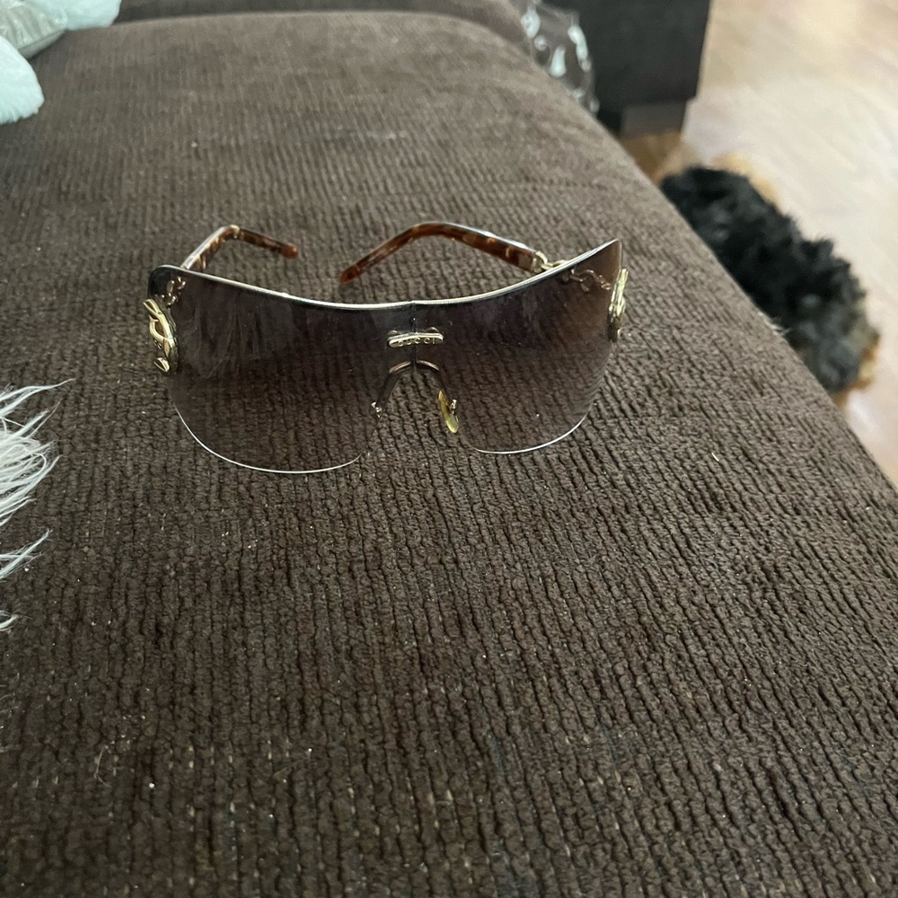 Gucci sunglasses, pre loved. 1of nose pieces is broken, can be easily replaced.